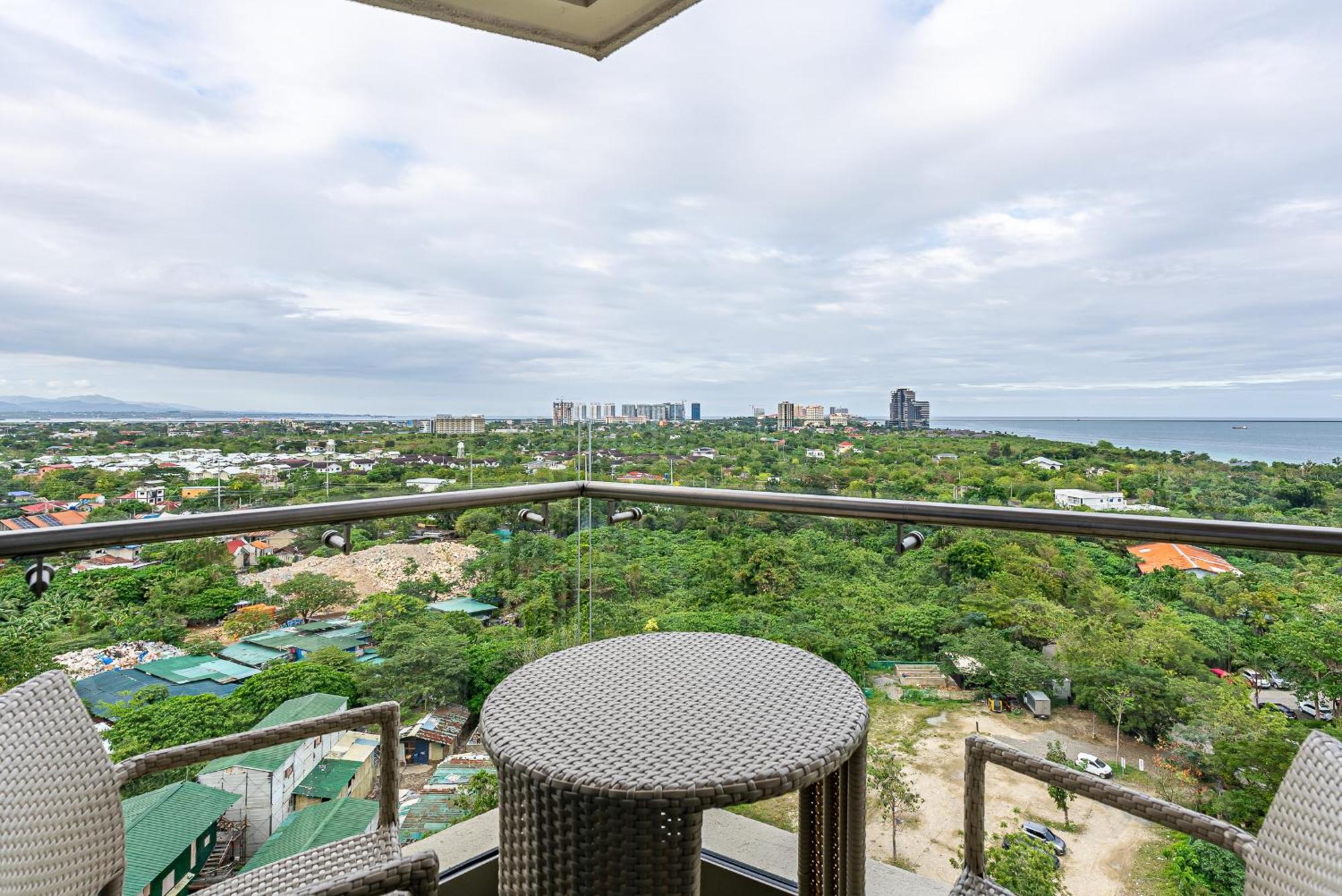 Appartamento 14Dc Tambuli Seaside Living Lapu-Lapu City Esterno foto